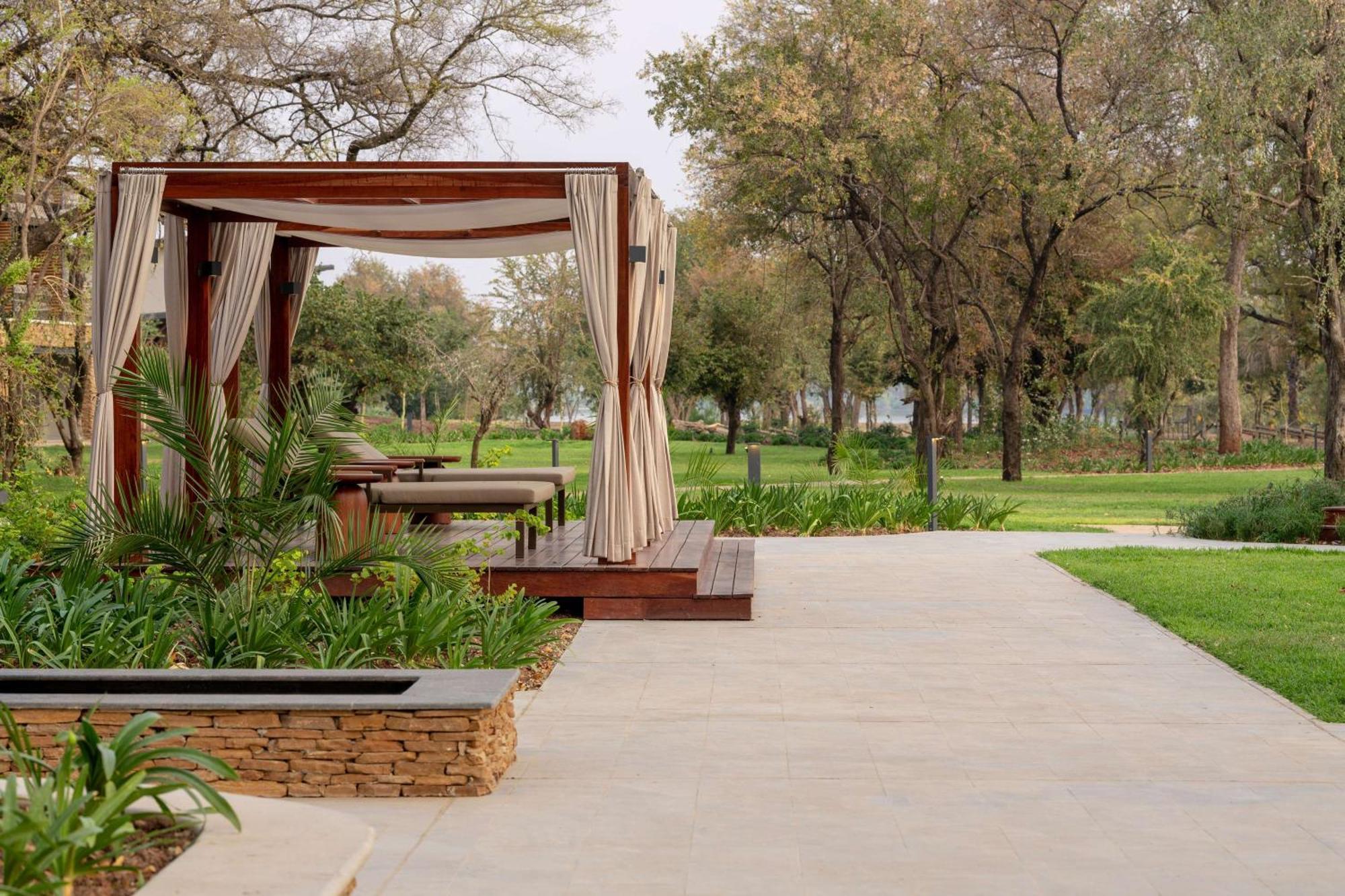 Radisson Blu Mosi-Oa-Tunya Livingstone Resort Exterior photo